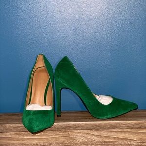 New W/O tag velvety green pointed toe high heels